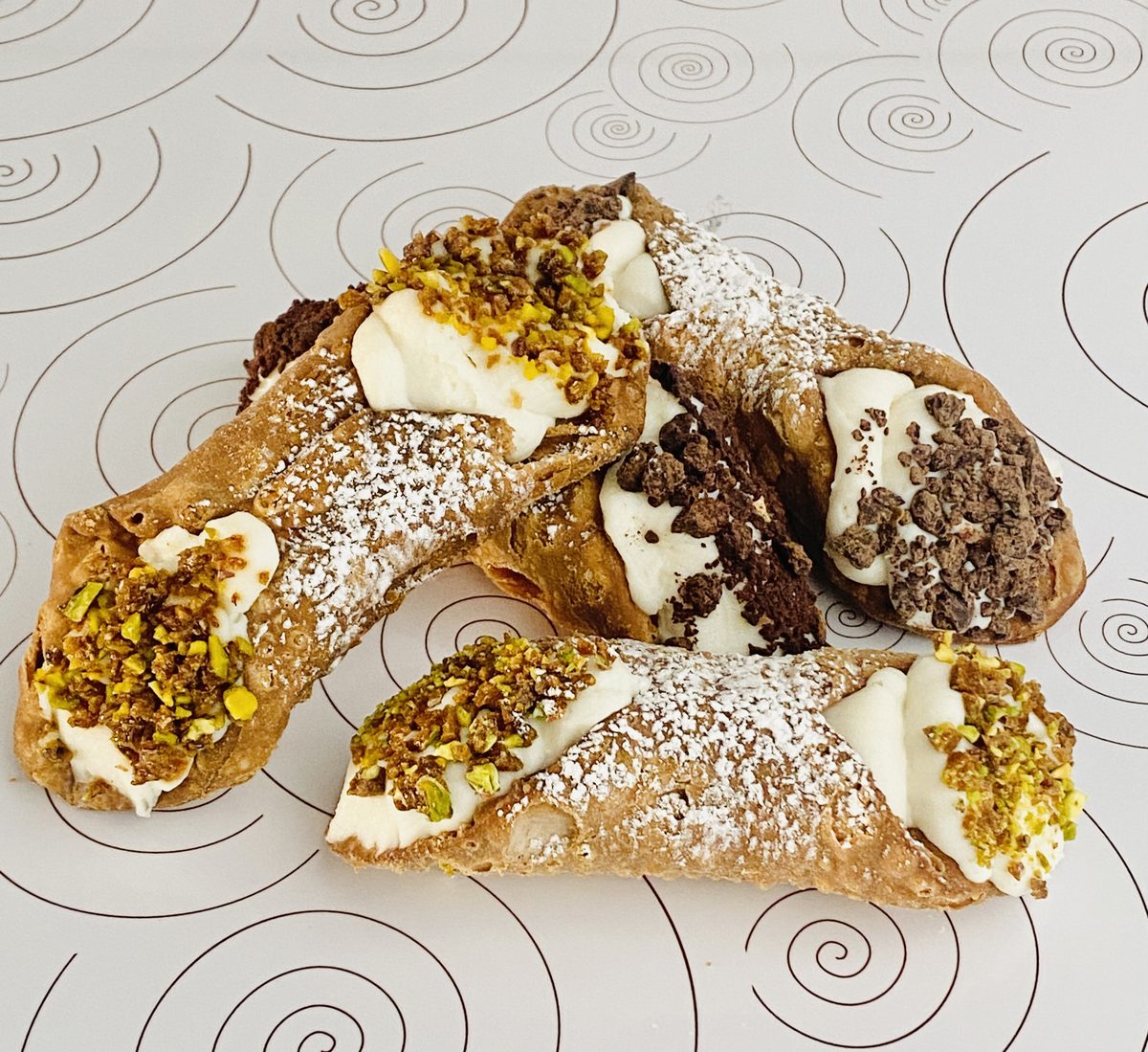 Cannoli freschi artigianali con pistacchio e ricotta