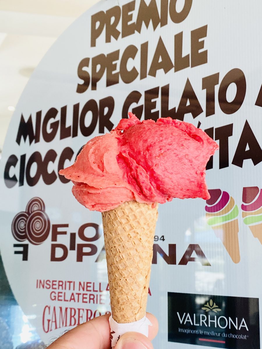 Cono Fiordipanna davanti al cartello del Premio Speciale Gambero Rosso