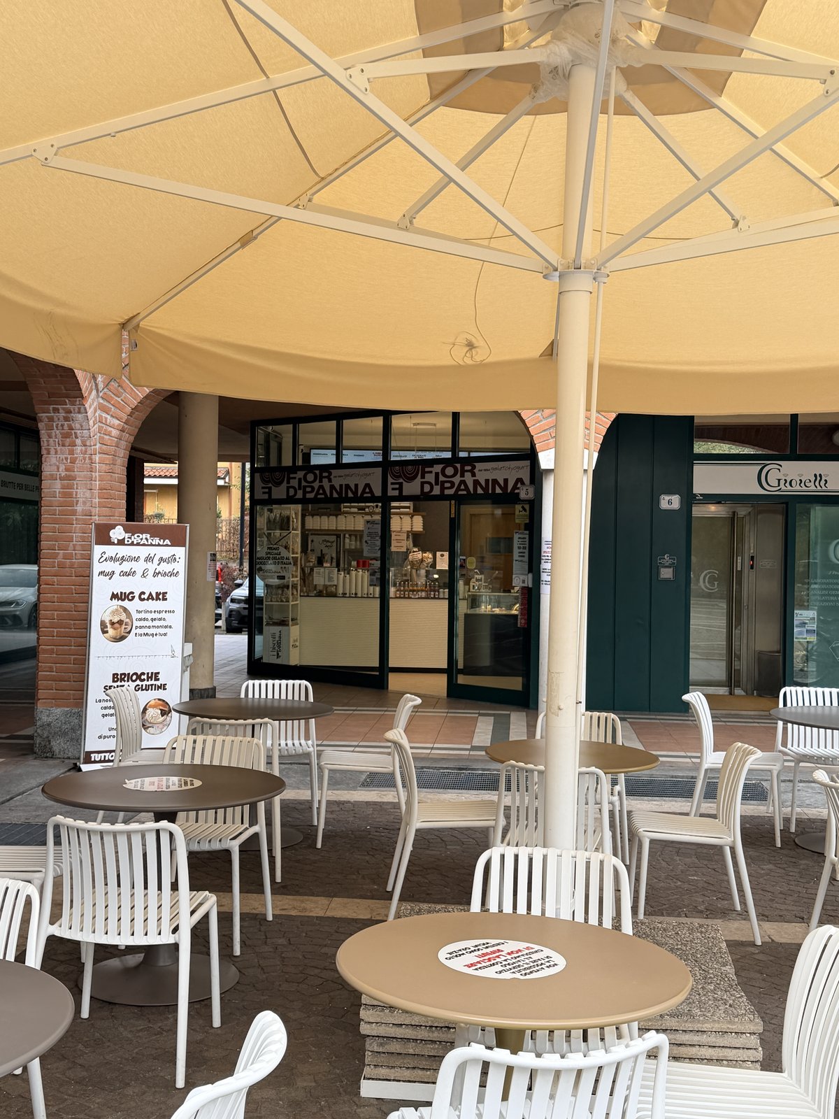 Cono di gelato Fiordipanna su vassoio di cioccolato e granella