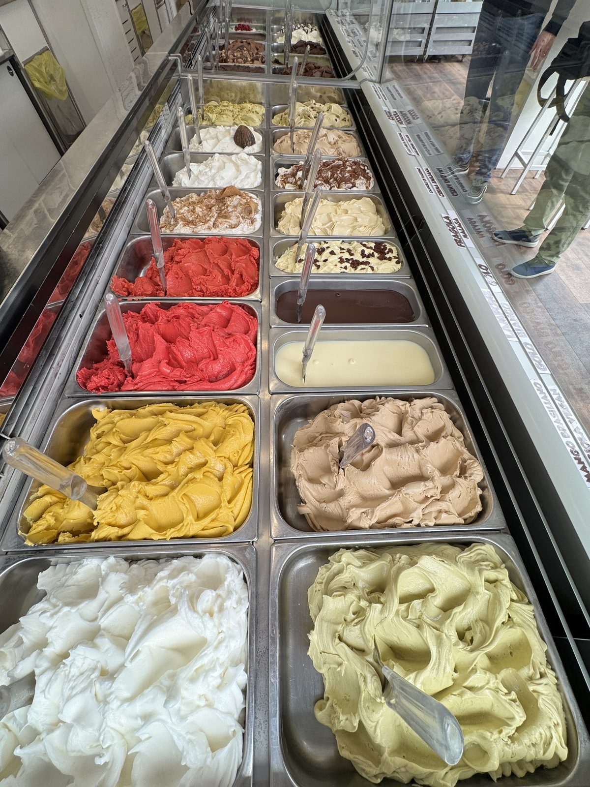 Il banco gelati del negozio Fiordipanna di Pero